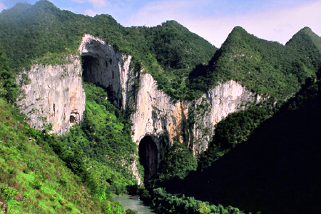 <紫云格凸河1日游>游览纵横交错的地面地下河流,古河道遗址崩塌而形成的“盲谷”原始森林