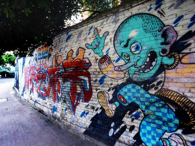 涂鸦街位于重庆九龙坡区黄桷坪正街,街道不长,从头逛到尾就到四川美术
